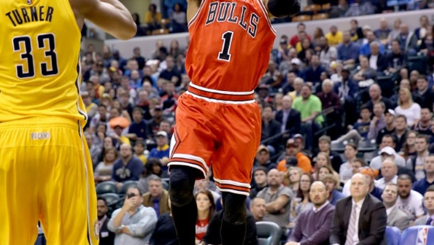 Derrick Rose tire face aux Indiana Pacers lors du match des Chicago Bulls, le 29 mars 2016 à Indianapolis