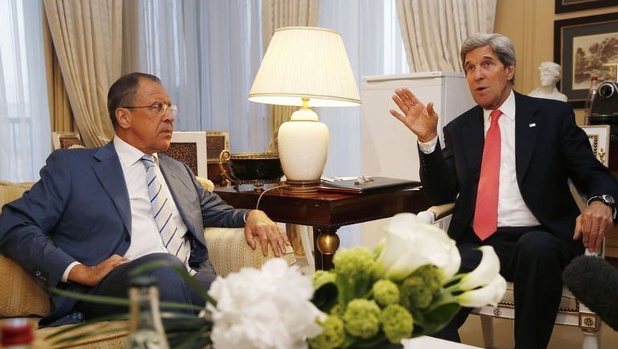 Le ministre des Affaires étrangères russe Sergueï Lavrov et le secrétaire d'Etat américain John Kerry lors d'un entretien consacré à la Syrie à Paris, le 27 mai 2013