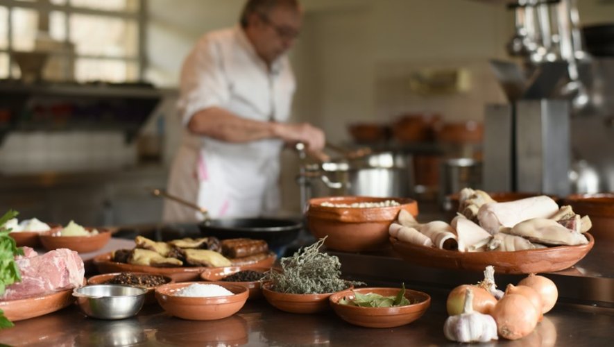 Le chef français Jean-Claude Rodriguez, à la tête des cuisines du restaurant Château Saint-Martin à Carcassonne, prépare un cassoulet le 4 mars 2016