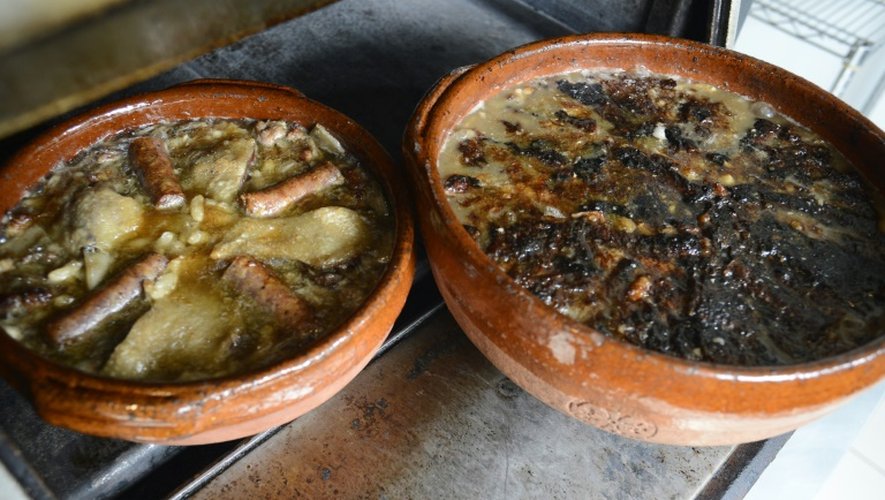Des plats de cassoulet dans les cuisines du chef français Jean-Claude Rodriguez, au restaurant Château Saint-Martin de Carcassonne le 4 mars 2016
