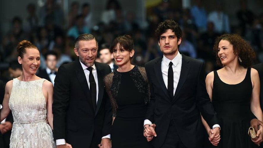 Emmanuelle Bercot, Vincent Cassel, Louis Garrel et Amanda Added entourent la réalisatrice Maïwenn lors de la montée des marches du film "Mon roi", le 17 mai 2015 à Cannes