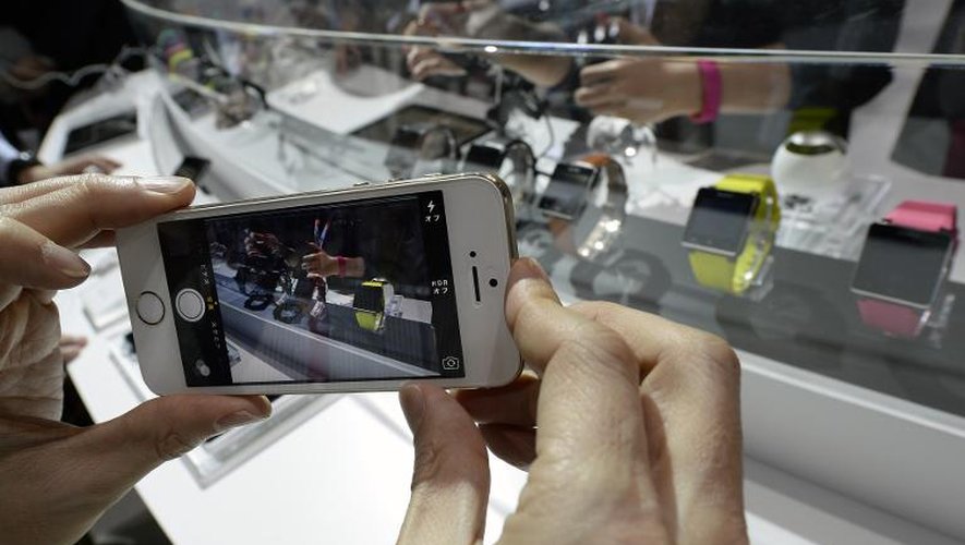 Un visiteur prend un ephorio avec son portable lors du au Congrès mondial du mobile de Barcelone, le 25 février 2014