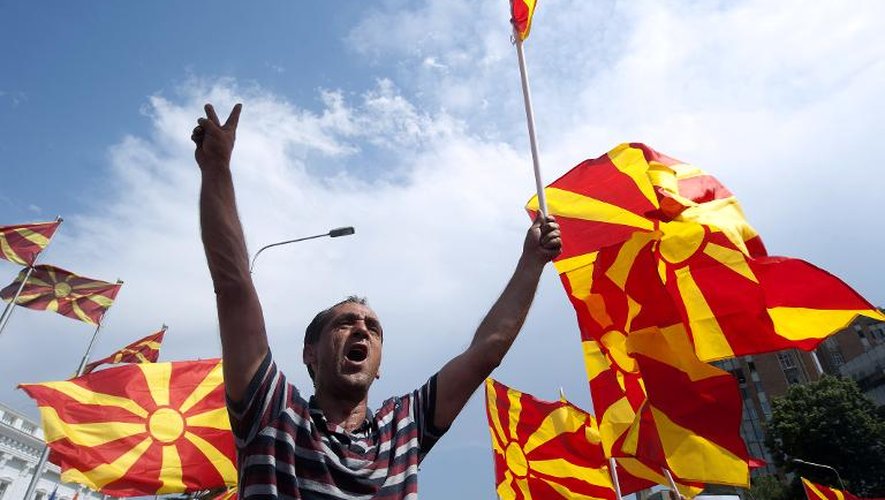 Un homme brandit un drapeau de la Macédoine lors d'une manifestation contre le Premier ministre, le 17 mai 2015 à Skopje