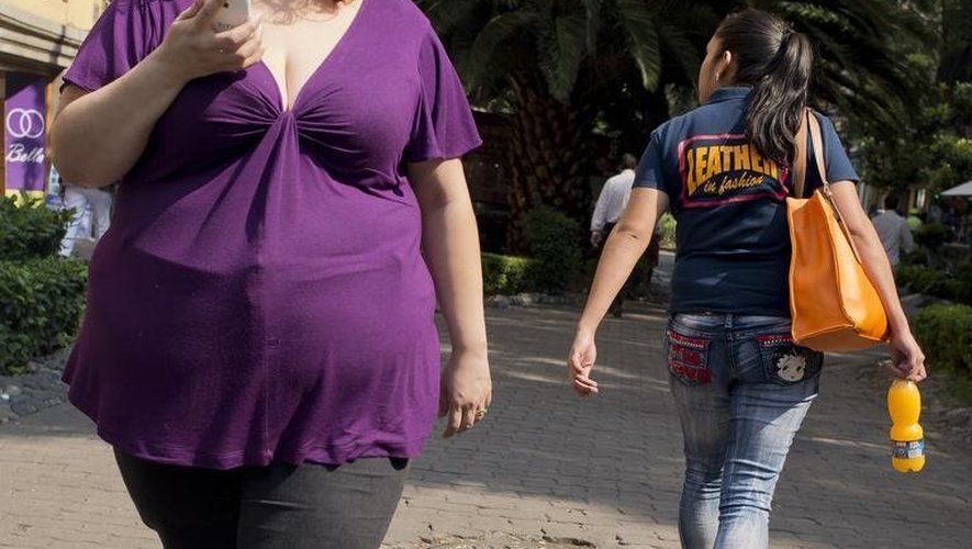 Des passantes, dont une obèse, dans une rue de Mexico le 20 mai 2013