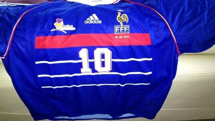 Depuis hier, la page facebook du Rodez Aveyron football affiche le maillot de la soirée, avec le logo de Un maillot pour la vie.