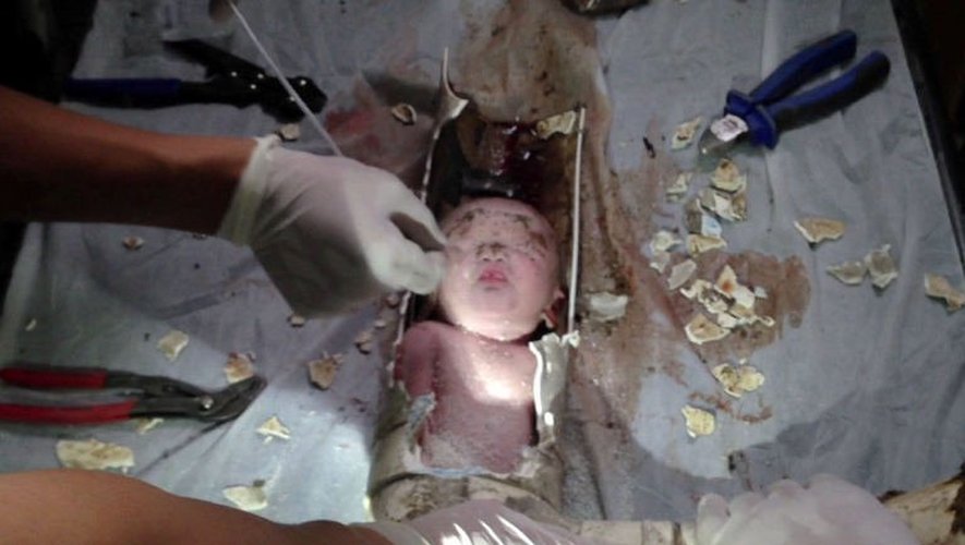 Image tirée d'une vidéo de l'AFPTV montrant l'intervention des secours sur le nouveau-né, le 28 mai 2013 à Jinhua en Chine
