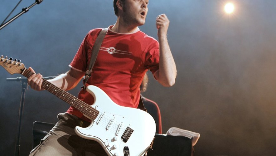 Mickaël Furnon, chanteur du groupe Mickey 3D en concert à Paris, le 8 juillet 2005