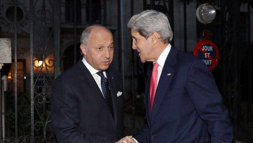 Le secrétaire d'Etat américain John Kerry (d) et le ministre français des Affaires étrangères, Laurent Fabius, le 27 mai 2013 à Paris