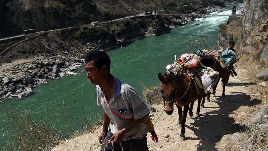 Un sentier le long du fleuve Salouen, à  Yabiluo dans le Yunnan, le 17 mars 2015