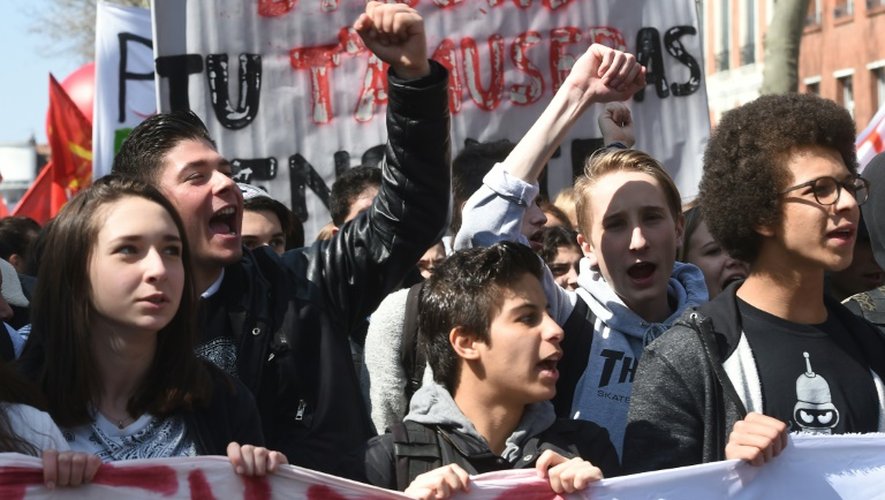 Des jeunes et des étudiants manifestent contre le projet de réforme du travail à Toulouse le 24 mars 2016