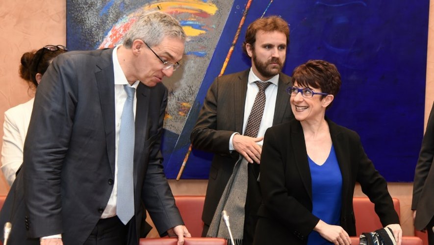 Le président du pôle social du Medef Alexandre Saubot (g) et la présidente PS de la commission des Affaires socialistes Catherine Lemorton (d) à Paris le 30 mars 2016