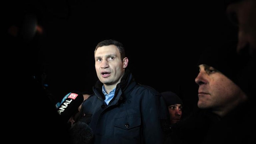 Le leader de l'opposition ukrainienne Vitali Klitschko parle aux médias, le 24 février 2014 à Kiev