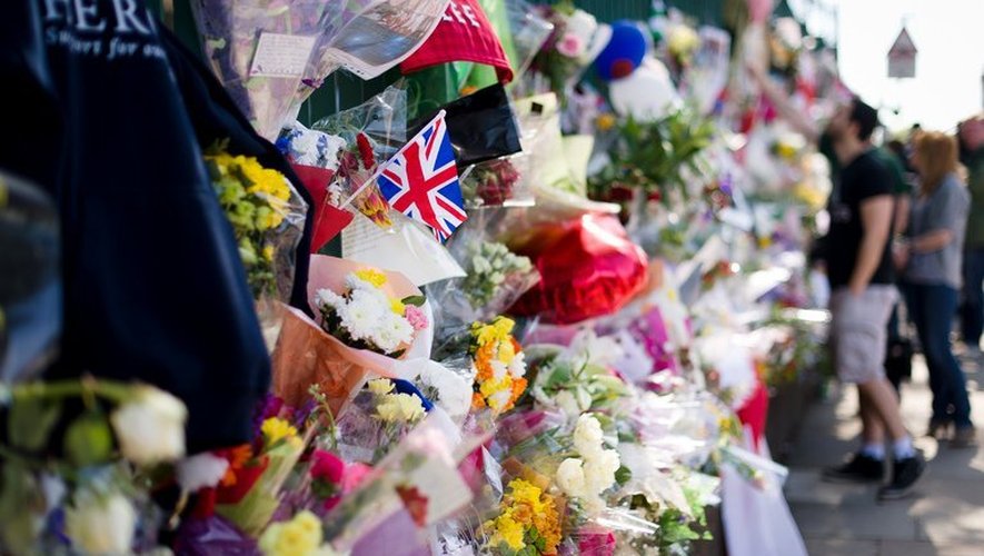 Photo prise le 26 mai 2013 à Londres de fleurs posées en hommage au soldat anglais Lee Rigby