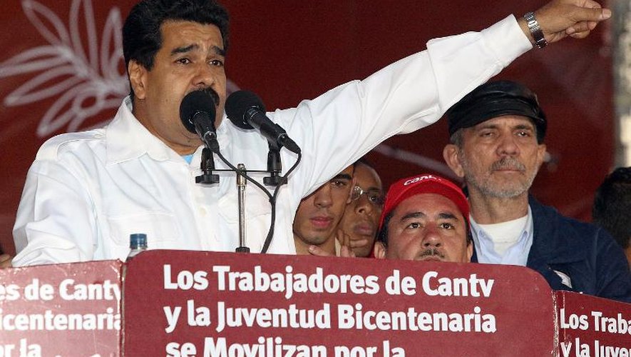 Le président vénézuélien Nicolas Maduro s'adresse à ses partisans lors d'un rassemblement au palais présidentiel de Miraflores, le 25 février 2014 à Caracas