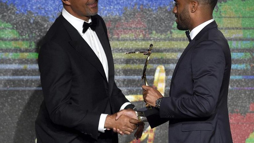 Le Lyonnais Alexandre Lacazette reçoit des mains de Ruud Gullit le trophée du meilleur joueur de Ligue 1, le 17 mai 2015 à Paris