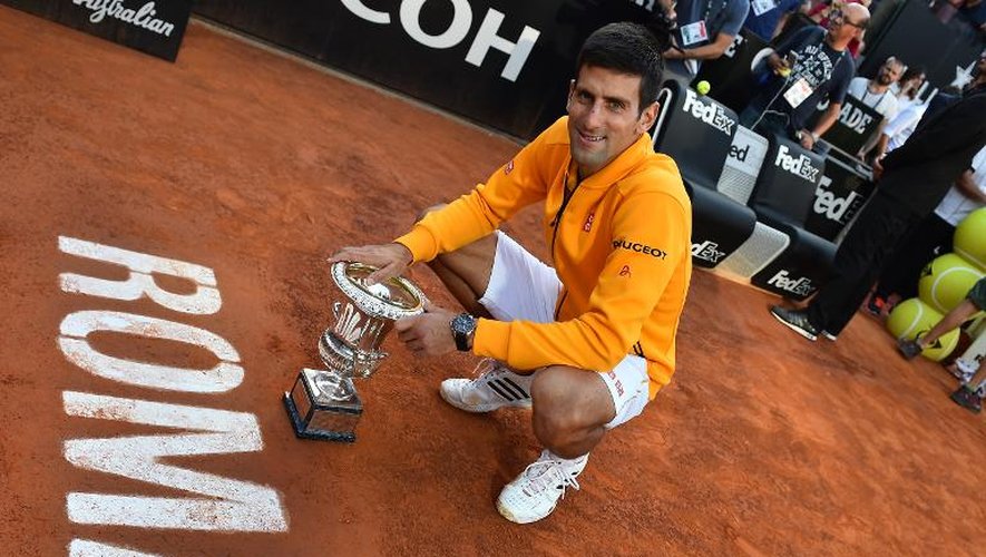 Le N.1 mondial Novak Djokovic avec le trophée remporté face à Roger Federer en finale du Masters 1000 de Rome, le 17 mai 2015