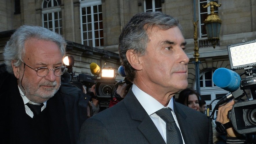 Jérôme Cahuzac et son avocat Jean-Alain Michel à la sortie du tribunal le 8 février 2016 à Paris
