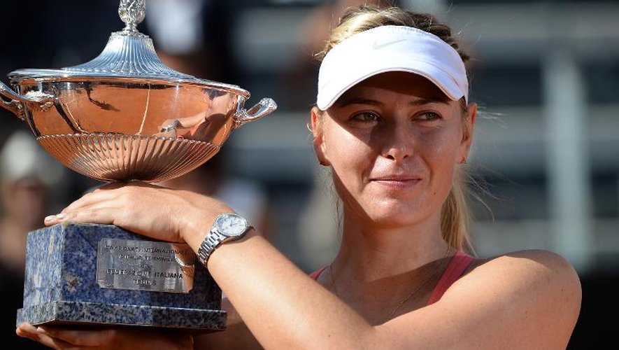 La Russe Maria Sharapova brandit son trophée remporté face à l'Espagnole Carla Suarez en finale du tournoi de Rome, le 17 mai 2015