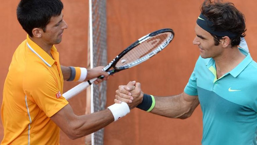 Poignée de mains entre Novak Djokovic et Roger Federer à l'issue de la finale du Masters 1000 de Rome, le 17 mai 2015