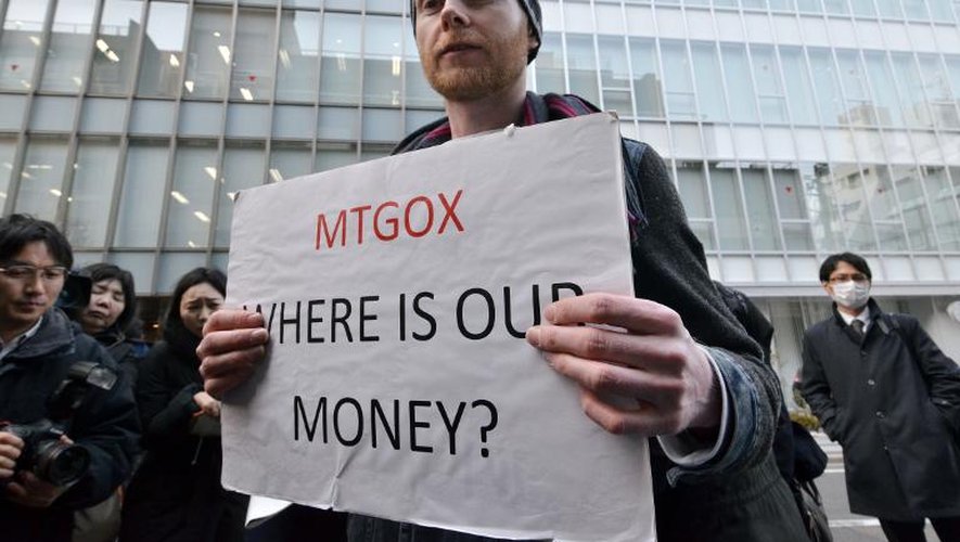 Le trader britannique de bitcoins Kolin Burges proteste devant le siège de la plateforme d'échanges japonaise MtGox  le 26 février 2014 à Tokyo