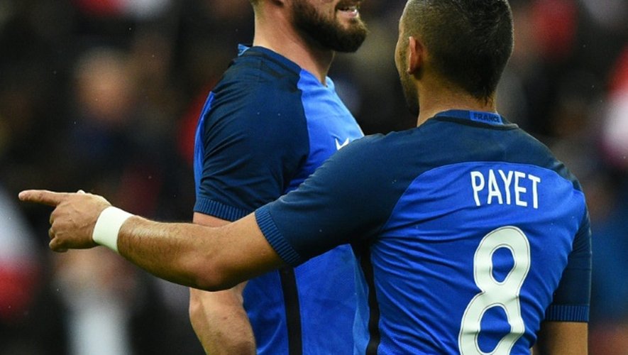 Olivier Giroud et Dimitri Payet célèbrent la victoire de la France face à la Russie, le 29 mars 2016 au Stade de France