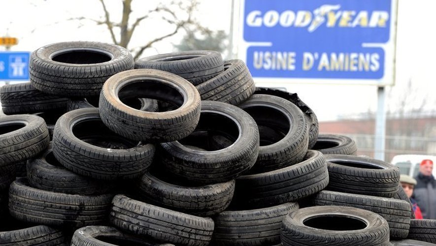 Tas de pneus devant l'usine Goodyear d'Amiens-Nord, le 26 février 2013