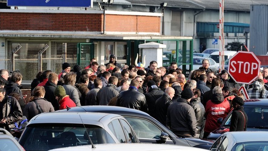 Des salariés de Goodyear devant le site d'Amiens-nord, le 26 février 2013