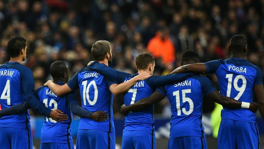 Des joueurs de l'équipe de France France avant le match amical face à la Russie, le 29 mars 2016 au Stade de France