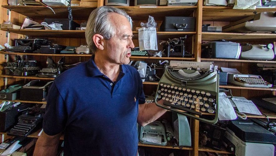 Ermanno Marzorati présente l'une de ses machines à écrire à Los Angeles, le 3 mai 2013