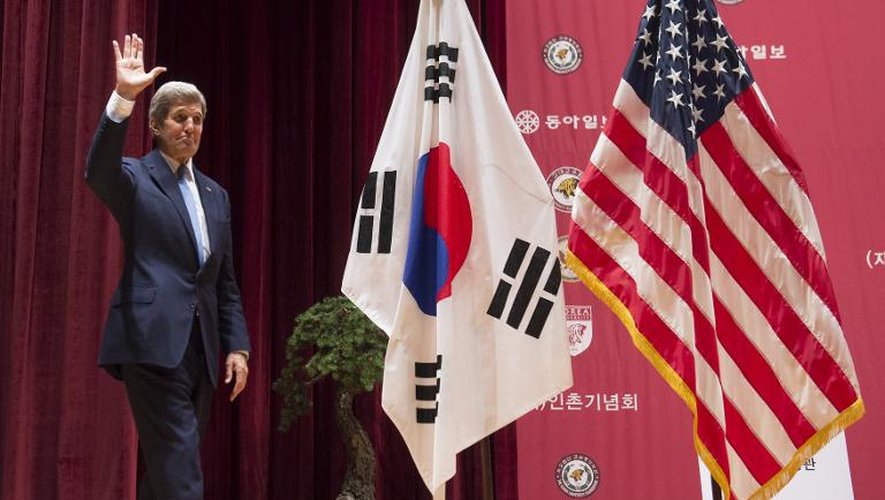 Le secrétaire d'Etat américain John Kerry donne une conférence de presse à Séoul, le 18 mai 2015