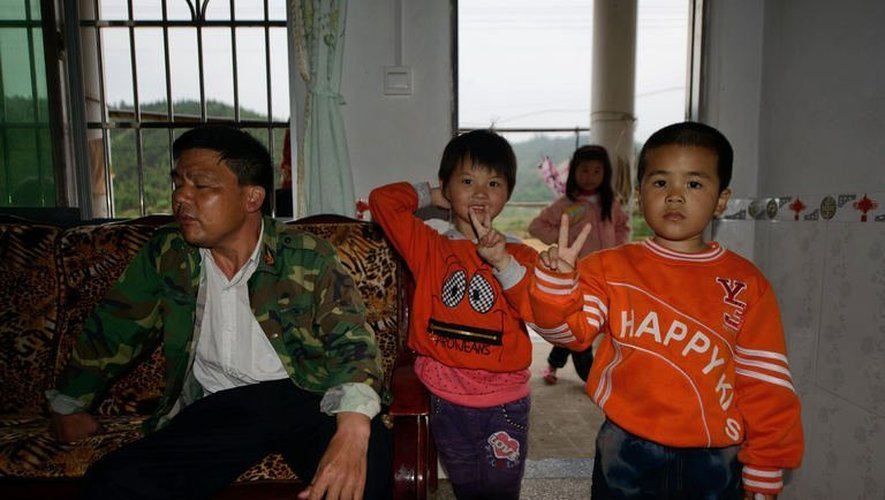 Xu Zuoqing, et ses deux enfants le 29 avril 2013 à Shuangxi, dans la province chinoise du Hunan