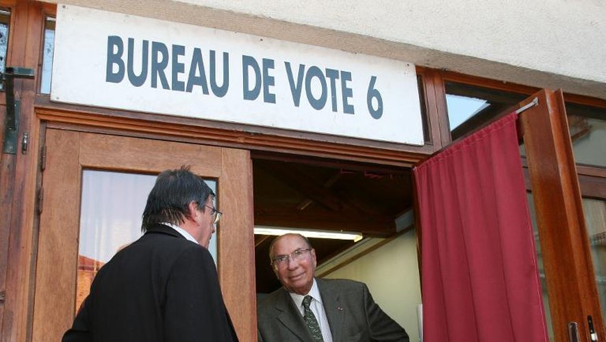 Image d'archives de Serge Dassault (C) sortant du bureau de vote de Corbeil-Essonnes après avoir voté pour l'élection municipale du 27 septembre 2009. La justice enquête sur un système présumé d'achats de voix aux municipales de 2008