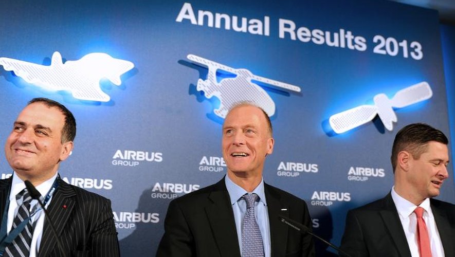 Le PDG d'Airbus Tom Enders (c) avec le directeur de la stratégie Marwan Lahoud (g) et le directeur financier Harald Wilhelm (d) lors d'une conférence de presse à Blagnac le 26 février 2014