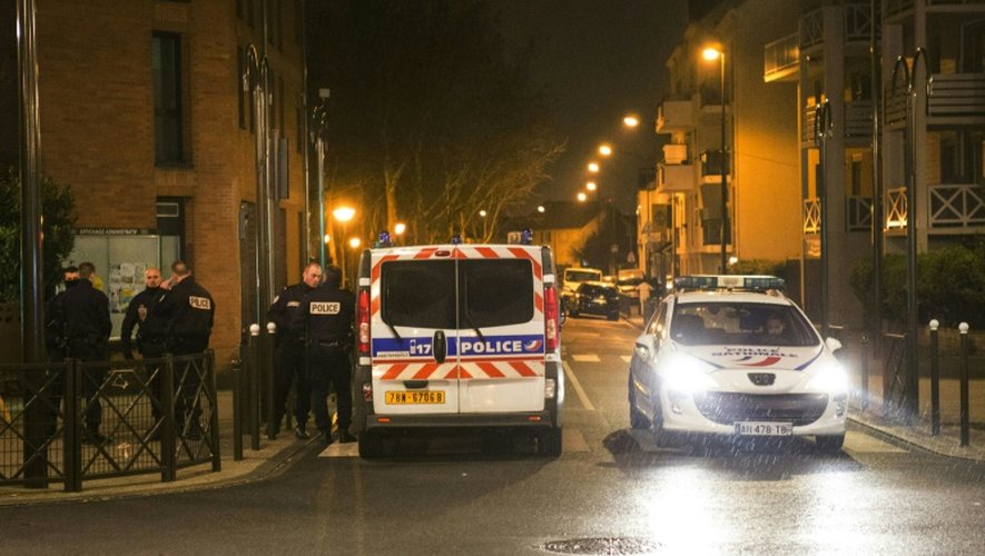 Des policiers lors d'une perquisition le 24 mars 2016 dans un appartement à Argenteuil en région parisienne