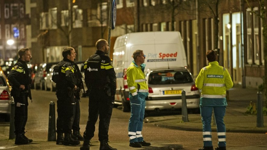 Des policiers néerlandais montent la garde près de l'endroit où Anis Bahri, Français de 32 ans a été arrêté à la demande des autorités françaises à Rotterdam le 27 mars 2016