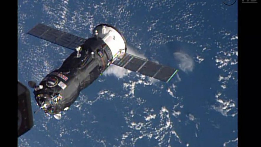 Image prise le 29 octobre 2014 par la télévision de la NASA montrant le vaisseau spatial russe Progress 57 s'approchant de la station spatiale internationale le 29 octobre 2014