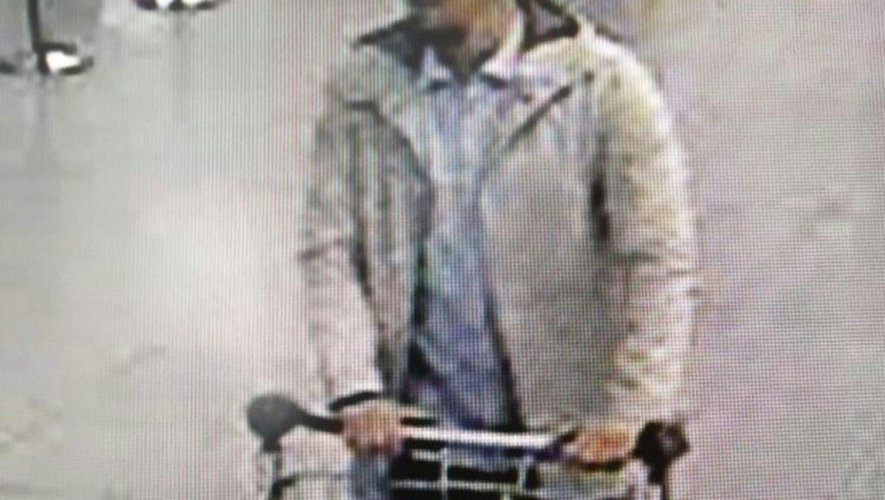 "L'homme au chapeau", principal suspect encore en fuite des attenats de Bruxelles du 22 mars 2016, sur une image difffusée le 22 mars 2016 par la police fédérale belge montrant une capture d'écran des caméras de contrôle de l'aéroport de Bruxelles-Zaventem