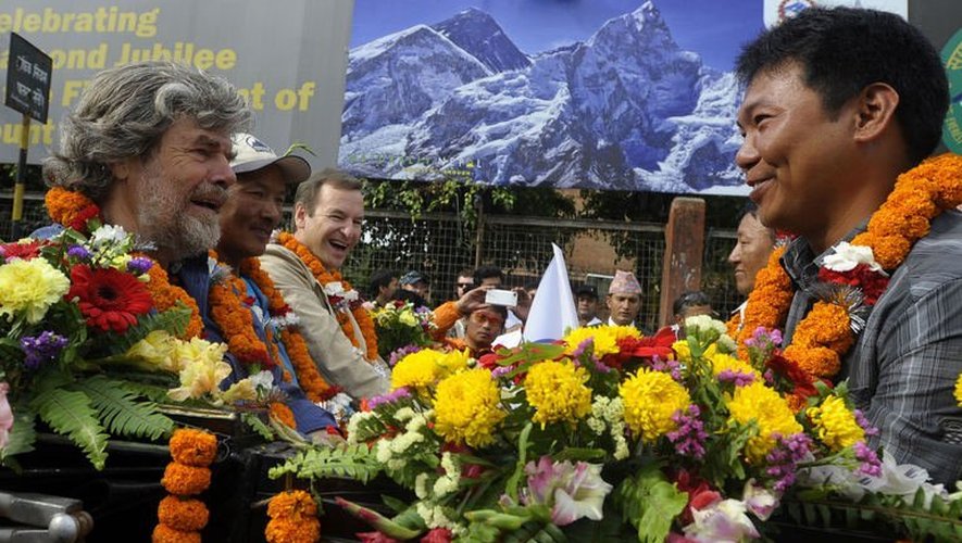 Les alpinistes Reinhold Messner (g), Phurba Tashi Sherpa (2e g), et Migma Sherpa (d) participent le 29 mai 2013 aux célébrations des 60 ans de l'ascension de l'Everest, à Kathmandou