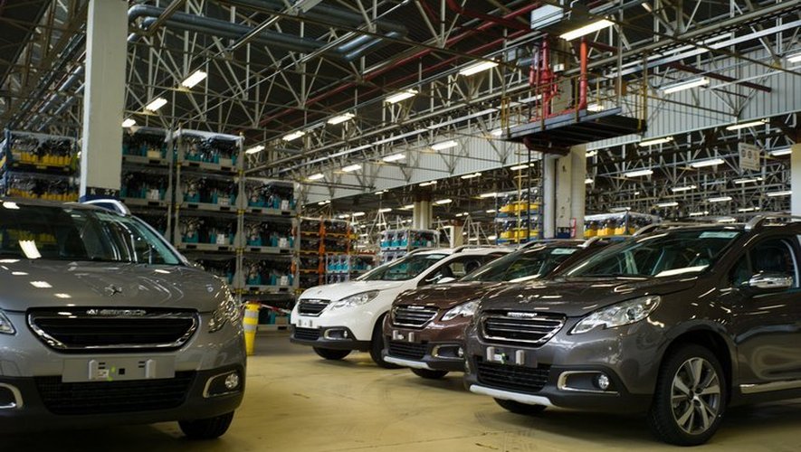 Des voitures de PSA dans une usine de Mulhouse, le 7 mai 2013