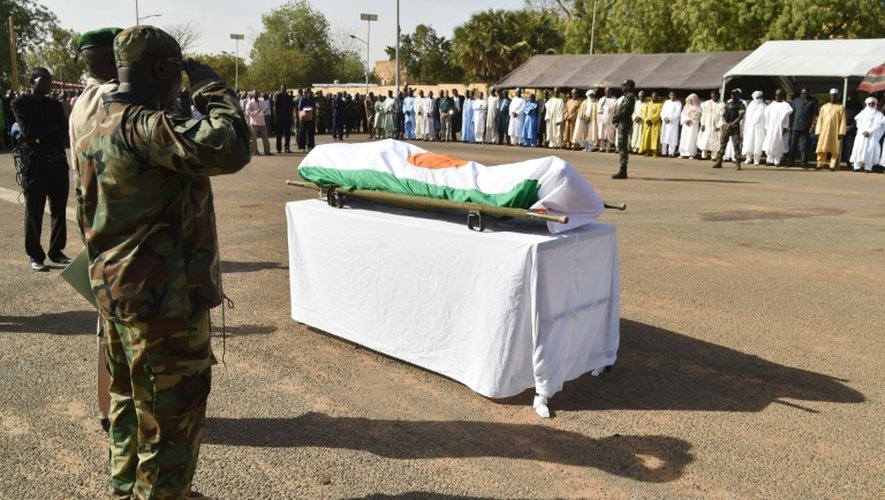Un soldat présente ses respects à un officier tué par Boko Haram lors d'une précédente attaque dans la région de Diffa, près de la frontière entre le Niger et le Nigeria, à Niamey, le 19 mars 2016