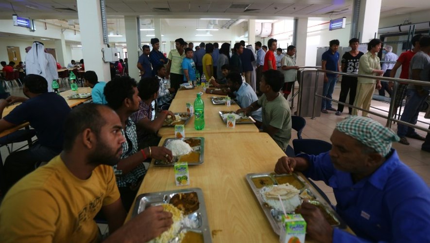 Des travailleurs immigrés employés sur l'un des sites de construction du Mondial 2022 au Qatar, dans une salle de réfectoire, le 3 mai 2015 à Doha