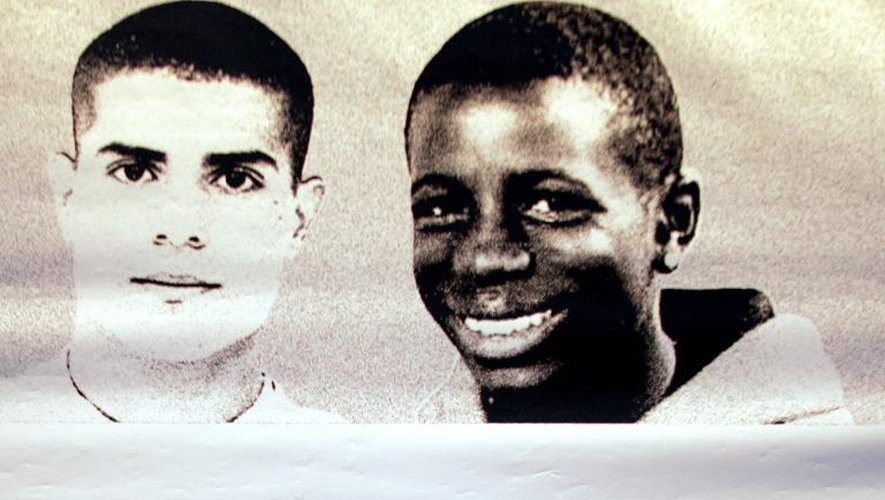 Photo prise le 13 octobre 2006 à Clichy-sous-Bois d'un drap sur lequel sont imprimés les portraits de Zyed et Bouna, deux adolescents morts en 2005 lors des émeutes dans les banlieues