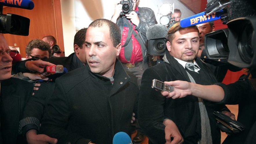Adel Benna (C), frère de Zyed Benna, quitte le tribunal de Rennes le 18 mai 2015