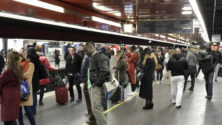 Des usagers sur le quai de la station Auber le 10 décembre 2015 à Paris lors d'ue grève dans les transports