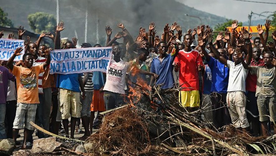 Des opposants à un troisième mandat du président burundais Pierre Nkurunziza manifestent le 18 mai 2015 dans le quartier de Musaga à Bujumbura