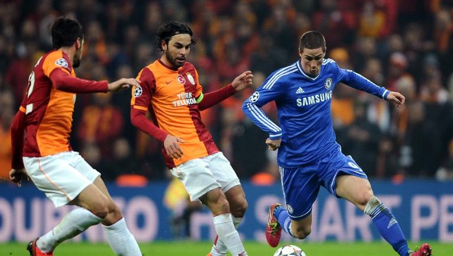 L'attaquant de Chelsea Fernando Torres (D) tente d'échapper aux défenseurs de Galatasaray en 8e de finale de la Ligue des champions à Istanbul, le 26 février 2014
