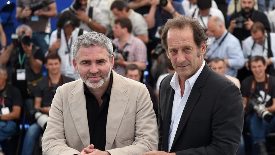 Le réalisateur Stéphane Brizé (g) et l'acteur Vincent Lindon lors de la présentation du film "La Loi du Marche" à Cannes, le 18 mai 2015