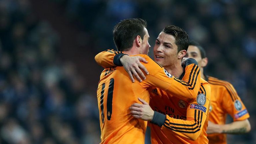 Les attaquants du Real Madrid Gareth Bale (G) et Cristiano Ronaldo (C), auteurs d'un doublé chacun contre Schalke 04 à Gersenkirchen, le 26 février 2014