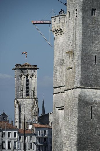 L'Américain Gary David Coltuti plonge de la tour Saint-Nicolas à La Rochelle, le 17 mai 2015