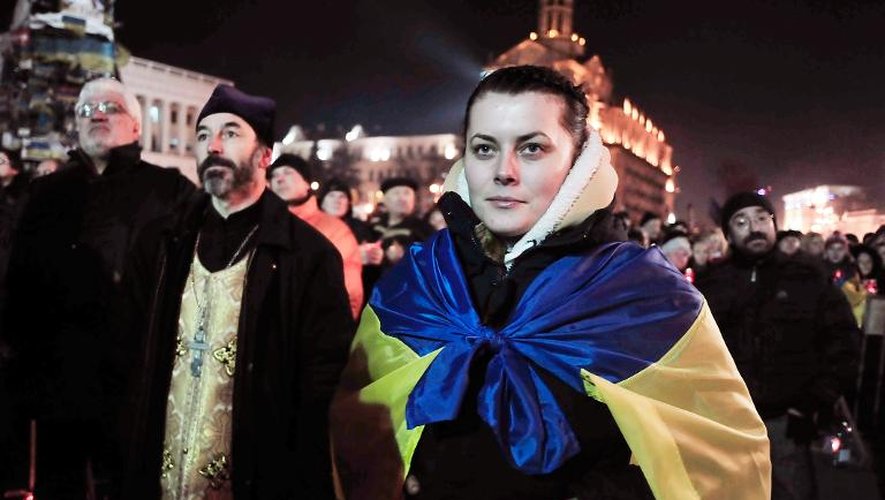 Des milliers de personnes rassemblées place de l'Indépendance pour l'annonce du nouveau gouvernement ukrainien, le 26 février 2014 à Kiev